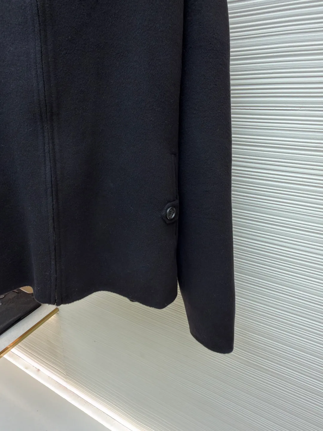 Acne Studios lapel zipper off-shoulder long-sleeved wool jacket ●Original version: Purchased and developed at 7499 ●Item number: 1681820-C85 ●Fabric: wool fabric ●Technology: Made on positioning cutting machine ●Color: black ●Version: fitted version ●Weight: about 1215 grams ●Size: 46-48-50 ●Description: Made of high-density wool blended fabric, treated with double-sided worsted spinning process, it feels soft and waxy and has good drape. The body adopts a hidden zipper + lapel design, with a neat neckline; the pockets on both sides have a welt structure and are decorated with buttons of the same color, with exquisite details. The overall shape is slightly loose, the hem is naturally curved, and the edges are reinforced with overlocking technology, which not only retains the soft texture of the fabric, but also improves the durability, and combines simple style with advanced craftsmanship. The overall wiring is straight and delicate, the fabric is comfortable and soft, and the color is consistent without color difference. It can be matched with the same style to create a fashionable look and control various occasions. Customized accessories, complete with three standards, same style for men and women!
